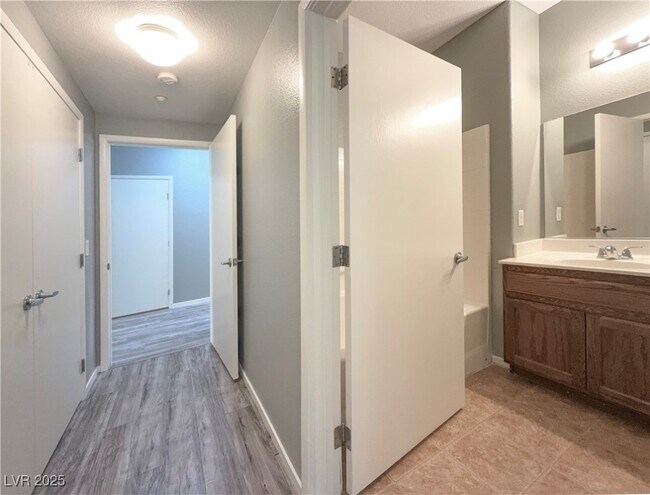 Building Photo - 50 Aura de Blanco St