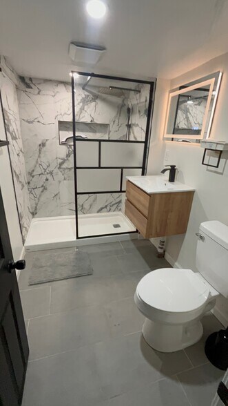 Modern Cozy Full Bathroom - 2437 S Milan St