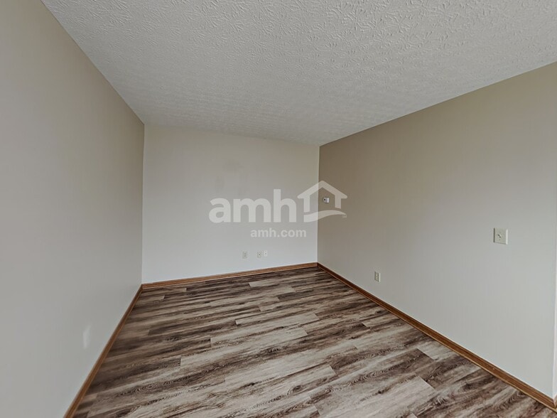 Building Photo - 3047 Hollybank Rd