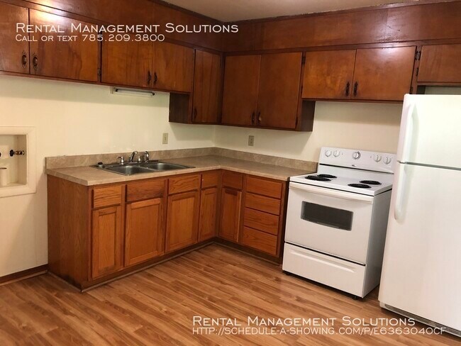 Building Photo - 1150 SW Hillsdale St- 2 BED/1 BATH DUPLEX