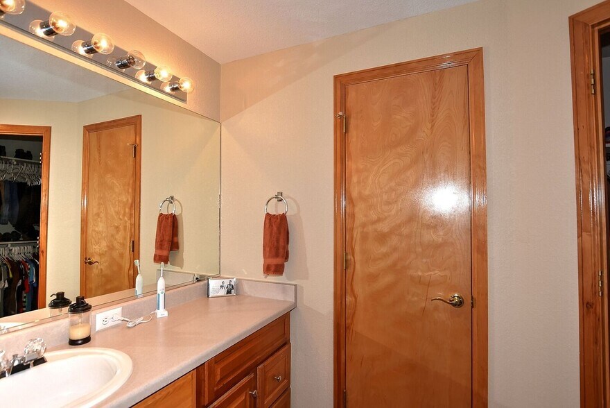 Building Photo - 403 Peyton Dr