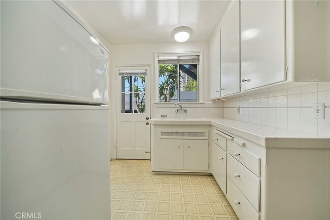 Building Photo - 1241 S Beverly Glen Blvd