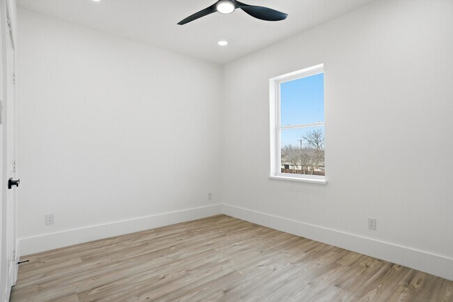 Building Photo - 128 N Cedar St