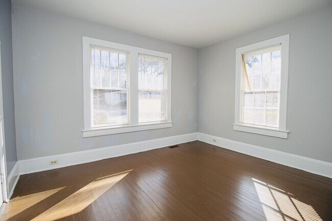 Building Photo - 3 Bedroom, 2 Bath Walking Distance to 5 Points, Close to USC - Available for the 2026-2027 School...