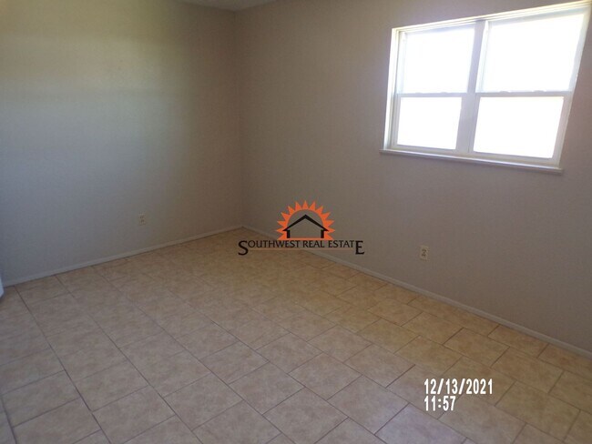 Building Photo - Cute 3 bedrooms 2 bath home 1 car garage