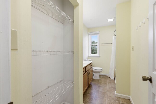 Building Photo - Cozy 2 Bedroom House Available Now!