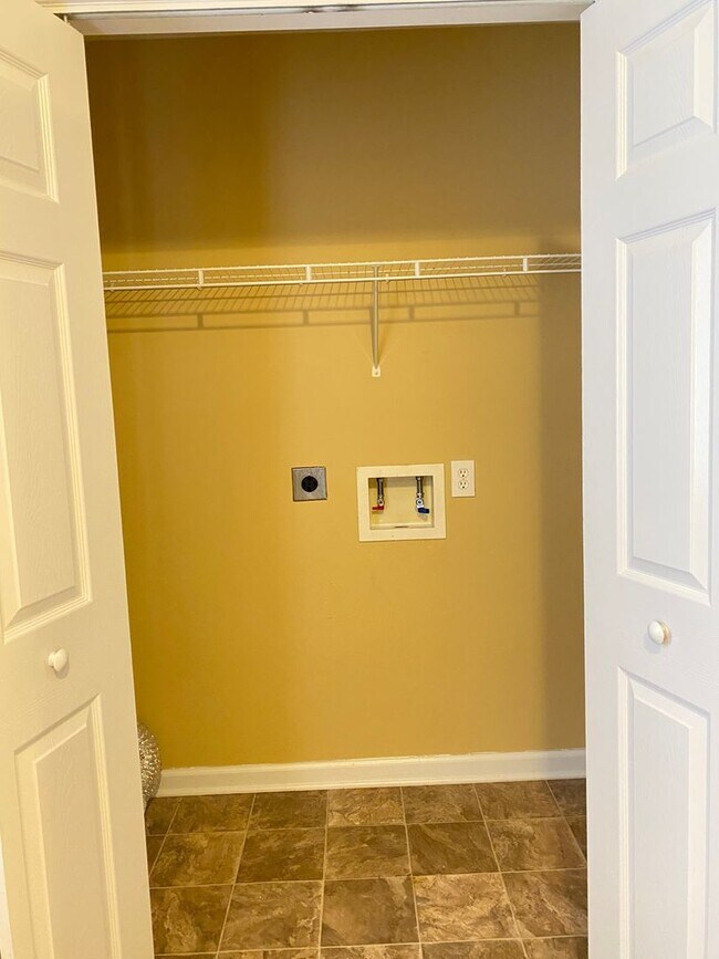 Building Photo - 803 Golf View Pl