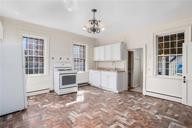 Building Photo - 14 Elm St