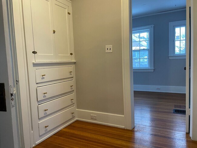 Building Photo - Charming Dutch Colonial Style Heritage Hill Home