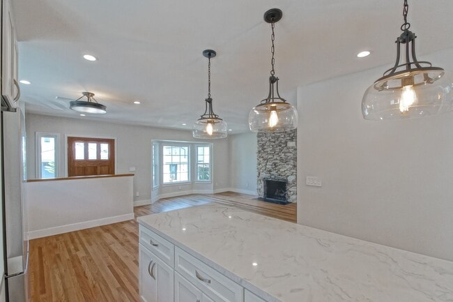 Building Photo - Completely Remodeled, Bright & Airy 3BR2BA...
