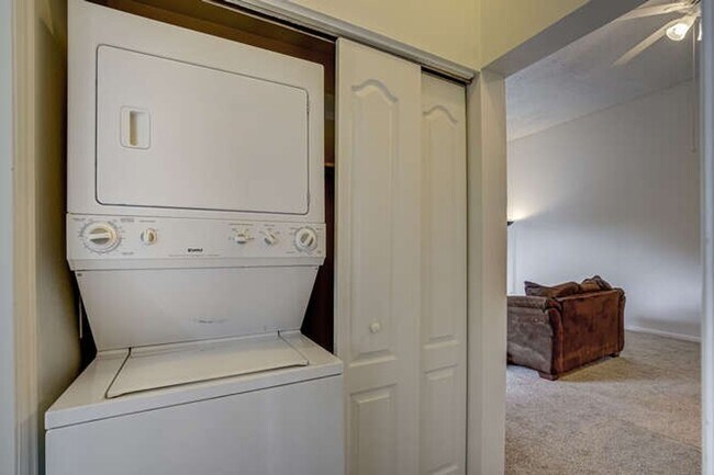 Building Photo - 1 Bedroom 1 Bathroom Beautifully Updated Washer/Dryer In Unit