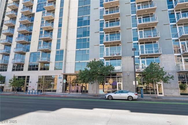 Building Photo - 353 E Bonneville Ave