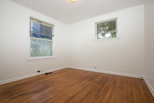 Building Photo - Old World Charm with Views of Lake Union!