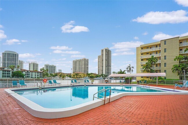 Building Photo - 2980 Point E Dr