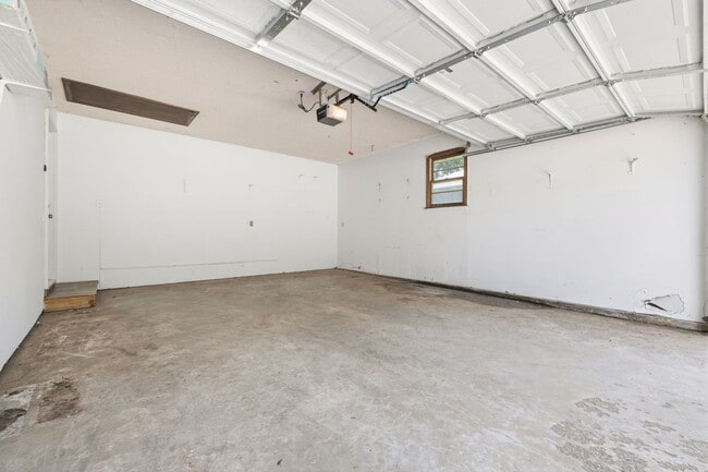 Building Photo - Ridgecrest