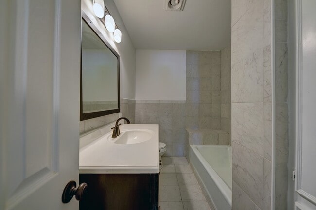 Building Photo - 415 Silliman St