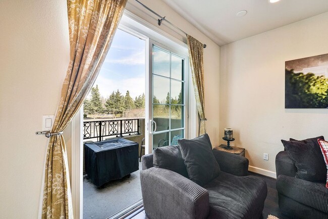 Building Photo - UPDATED LARGE 1600 sq/ft 3BR/3.5BA Central...