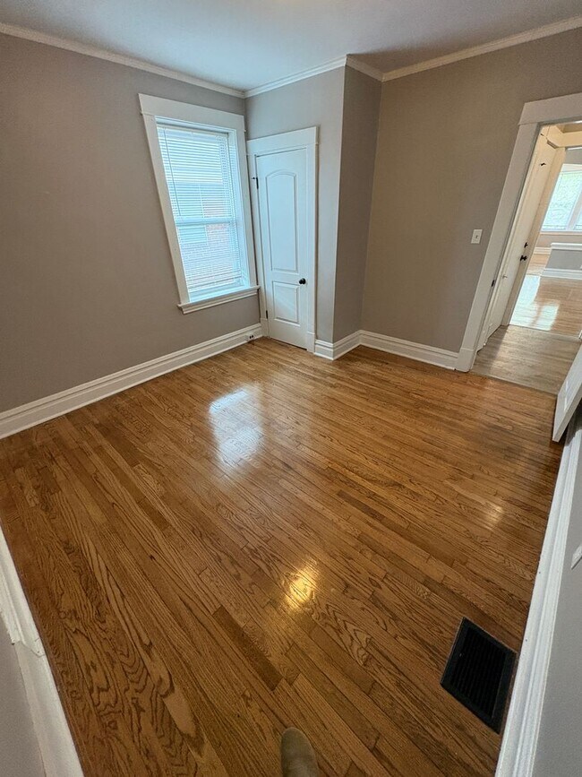 Building Photo - Christy 1