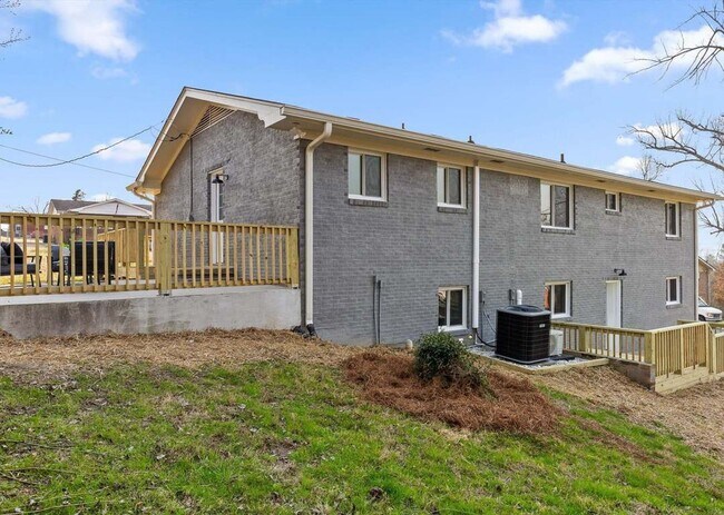 Building Photo - Charming Chattanooga Home in Prime Location!