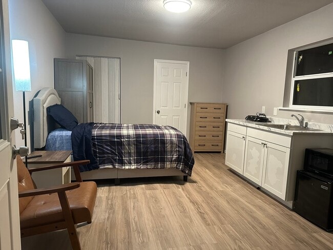 Building Photo - 10811 Cranbrook Rd