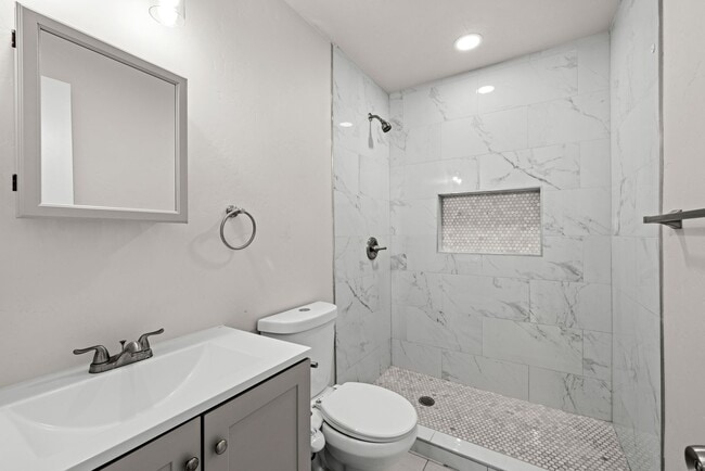 Building Photo - 7 Bed 3 Bath House on Prime Dorothy Way - Minutes Walk to Campus!!