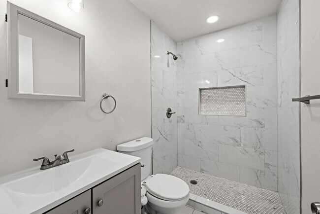 Building Photo - 8 Bed 3 Bath House on Prime Dorothy Way - Minutes Walk to Campus!!