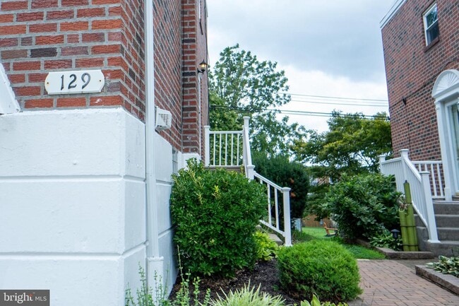 Building Photo - 129 Ridgefield Rd