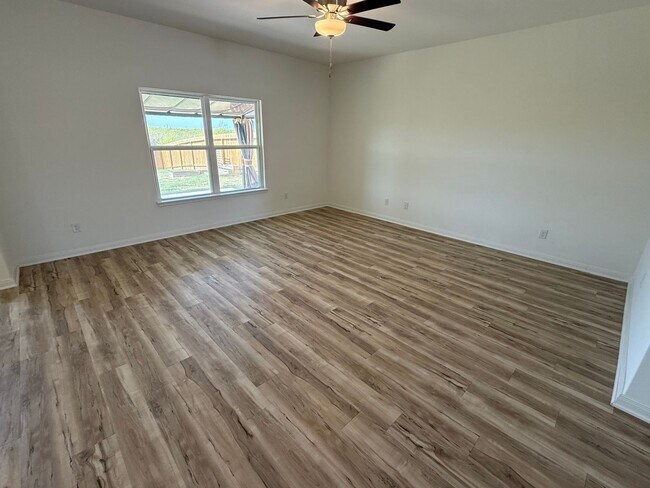 Building Photo - Move-In Ready 4BR with Private Yard & Fire Pit – Won’t Last!