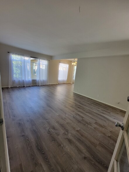 Building Photo - 13531 Wyandotte St