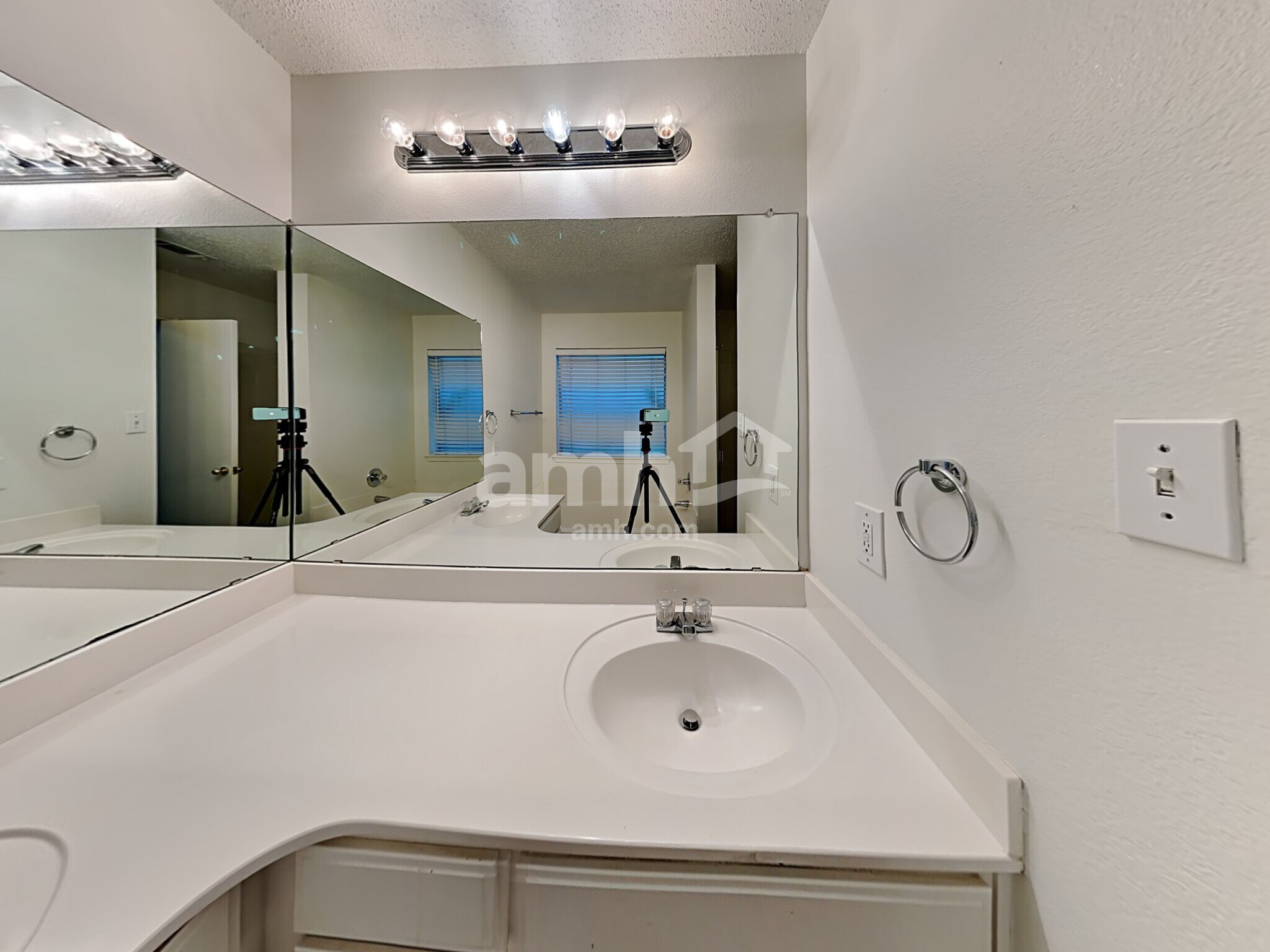 Building Photo - 8551 Western Meadows Dr