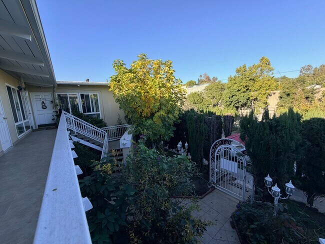 Building Photo - 243 1/2 S Church Ln