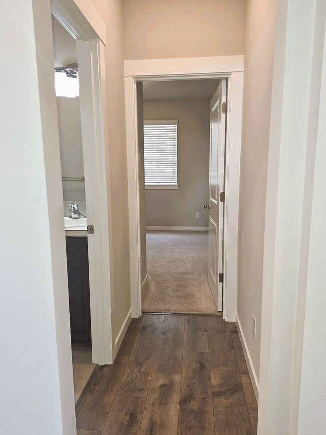 Building Photo - Beautiful 5BD/3BA home located in Rainer Ridge