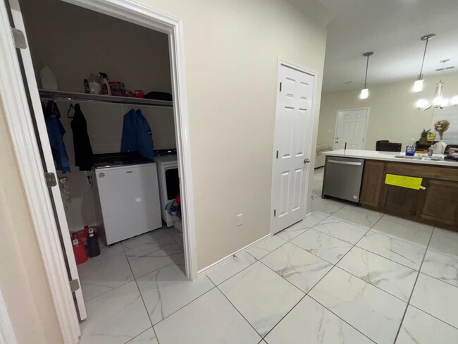 Building Photo - 5821 Colegio Ln
