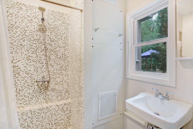 Building Photo - 16943 Hartland St