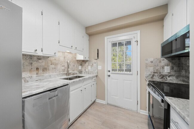 Building Photo - Renovated 1 Bed 1 Bath Condo in Prime Location!