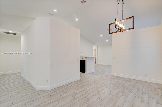 Building Photo - 1121 Golden Cane Dr