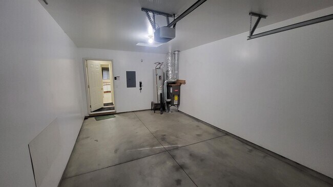 Building Photo - 562 NE Negus Loop