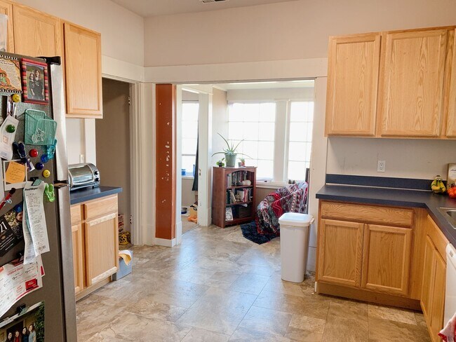 Building Photo - 1021/1023 High St