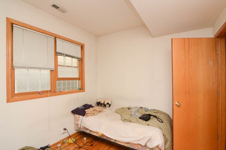 Building Photo - 819 N Wood St