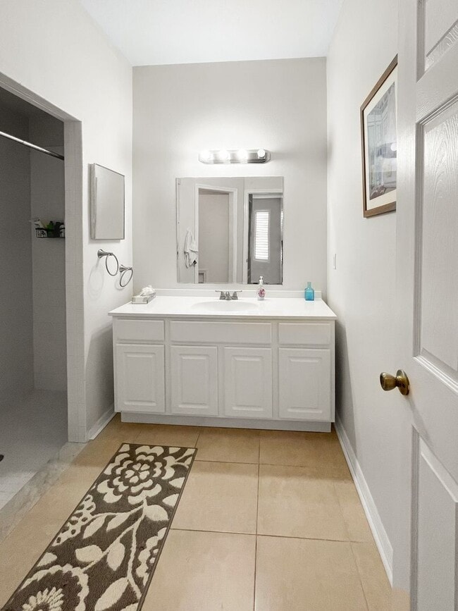 Building Photo - Spacious 4-Bedroom Townhome with Lake Views in Desirable Willow Lake Community