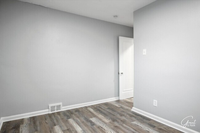 Building Photo - $1300 3 bedroom
