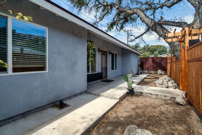 Building Photo - 449 Norumbega Dr