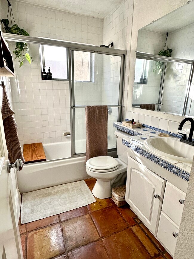 2Bedroom/2Bath - Bathroom 1 - Full Tub - 33 S Venice Blvd