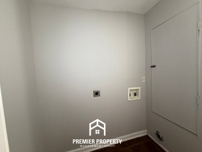 Building Photo - Charming 4BR Home in East Memphis w/ Hardwood Floors & Fenced Backyard