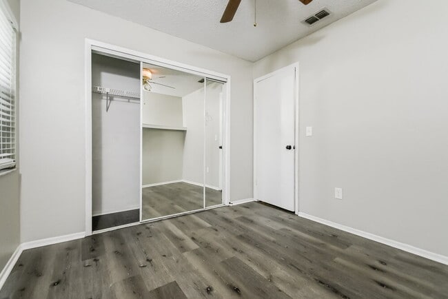 Building Photo - 10119 Deepbrook Dr