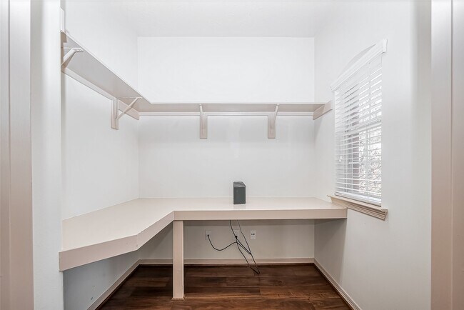 Building Photo - 1522 Olive Park