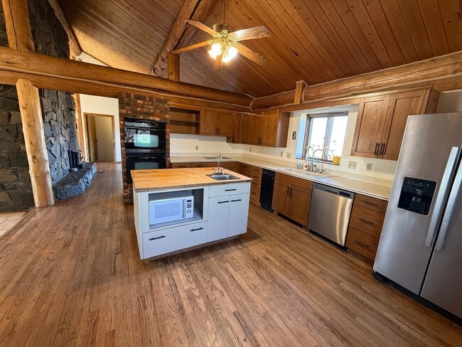 Building Photo - 545 Coulee Dr