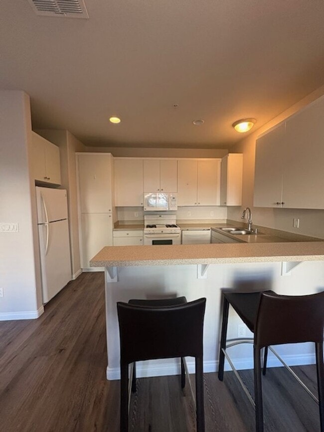 Building Photo - 824 Lawrence Dr