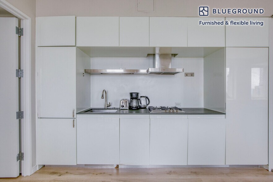 Building Photo - 70 W 45th St