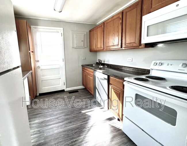 Building Photo - 407 Douglas Ave